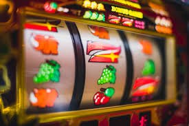 Wheel spin and result announcement on live roulette